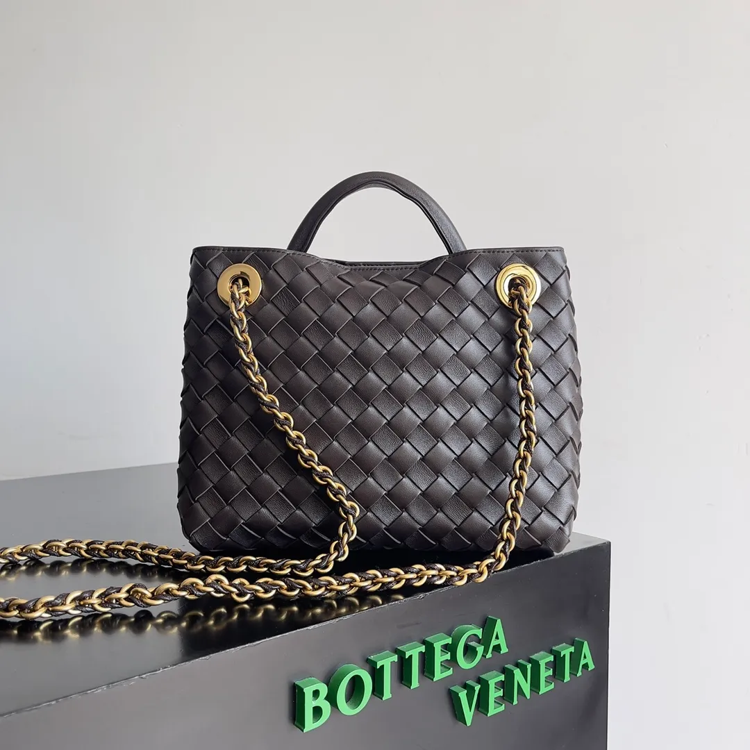 Batch 1960 BOTTEGA VENETA 2024 spring and summer new small ANDIAMO chain bag is also available! 🔥🔥I believe many friends have been waiting for a long time. The metallic chain adds a touch of sophistication to the original softness and elegance of Andiamo. The collision of classic craftsmanship and elegance creates a different kind of beauty. Style number: 786008 Size: 25*22*10.5cm